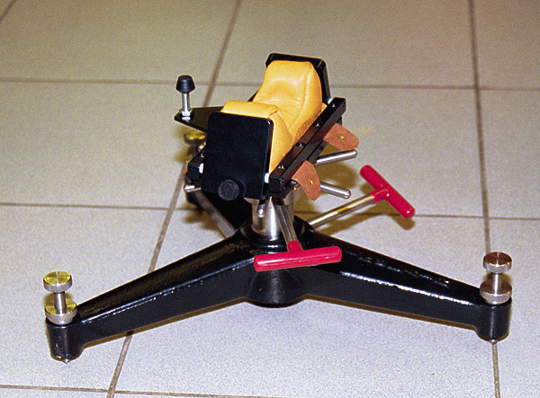 Изображение Тяжелый упор с регулировкой во всех плоскостях хорошо подойдет для стрельбы из тяжелых винтовок.