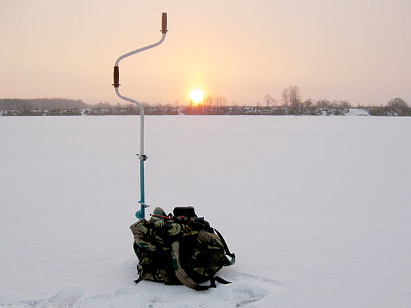 Изображение Чтобы успеть выставить снасти на хищника, рыбалку следует начинать
с рассвета. Фото: Токарева Александра.