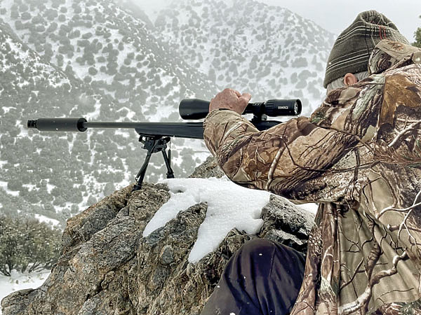 охотник в лесу. военный на горе. охотник sitka. охота на алтае алтайцев. охота гор.