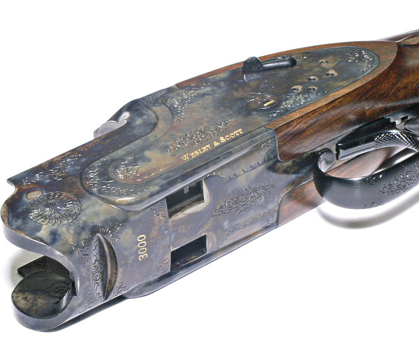 Изображение Коробка модели 3000 массивна, украшена гравировкой и покрыта цветной калкой.