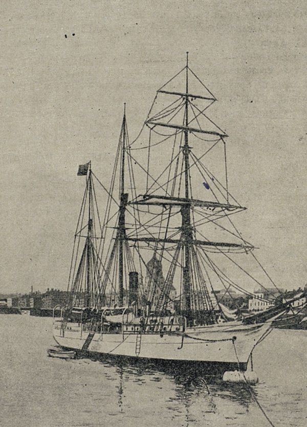 Изображение 18 января 1914 года Совет министров дал указание морскому министерству предпринять поиски экспедиций В.А. Русанова, Г.Л. Брусилова и Г.Я. Седова. В них участвовали четыре судна: барк «Эклипс», пароход «Печора», паровые шхуны «Герта» и «Андромеда». «Эклипс» должен был пройти на восток Северо-восточным проходом, а остальные суда — осмотреть район Новой Земли и Земли Франца-Иосифа. Впервые в мировой истории использовалась полярная авиация: летчик Ян Нагурский на гидросамолете «Фарман МФ-11» исследовал с воздуха льды и побережье Новой Земли на протяжении около 1060 километров. Ледокольные пароходы «Таймыр» и «Вайгач» впервые преодолели весь Северо-восточный проход в направлении с востока на запад. Поиски 1914–1915 годов не принесли результата.
На фото справа: шхуна «Св. Анна» в Петербурге перед началом экспедиции Георгия Брусилова. Фото слева из книги воспоминаний Н.В. Пинегина «В ледяных просторах: Экспедиция Г.Я. Седова к северному полюсу».