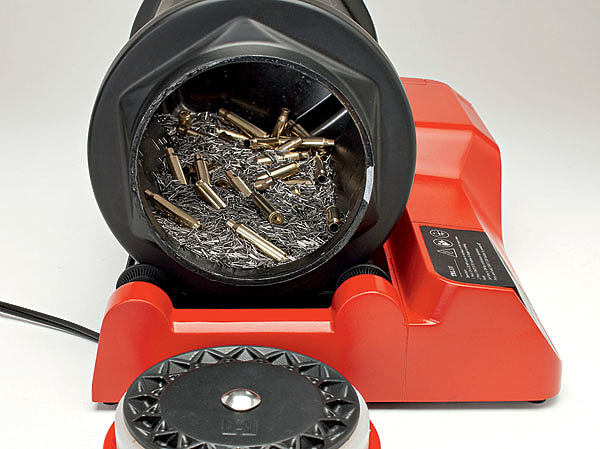 Изображение Чистка гильз — обязательная процедура перед снаряжением патронов. ФОТО: ПРЕСС-СЛУЖБА КОМПАНИИ HORNADY