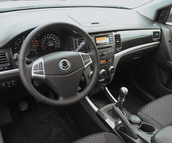 Изображение В органах управления Actyon даже ничинающий водитель разберется на раз. Все лаконично, понятно и удобно.