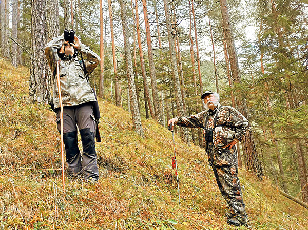 Изображение Когда тебе 77 и ты идешь в горы за серной, это вызывает уважение и желание помочь — хотя бы донести карабин. Фото автора. 
