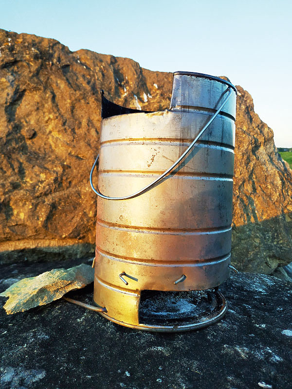 Изображение Для устойчивости печки на скальном грунте П-образную ножку можно прижать камнем. 