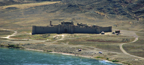 Изображение ТАМГАЛЫ ТАС.

Территория Южного Прибалхашья с запада ограничивается рекой Иле, на востоке — рекой Лепсы. После Капшагайского водохранилища река Иле входит в скальную теснину горного массива Капшагай. Здесь, на правом берегу реки, после выхода ее из каньона расположено знаменитое урочище Тамгалы Тас (в переводе с казахского — «Знаковые Камни»). В этом «историческом музее» под открытым небом сосредоточено около тысячи различных наскальных рисунков, относящихся к позднему средневековью: петроглифы, изображения божеств, буддистские и древнетюркские надписи. Все изображения Будд высечены на крупных камнях — обломках скал, очевидно, когда-то представлявших единый скальный конгломерат. Здесь же находится камень с древнетюркскими руническими письменами, видимо, оставленными кипчаками (VIII–X вв.).
В настоящее время урочище Тамгалы Тас стало местом настоящего паломничества туристов. Здесь проводятся соревнования по скалолазанию, регаты рафтингистов...
Выше по течению от урочища Тамгалы Тас находится современный артефакт в виде городка-крепости, созданного для съемок первого казахстанского блокбастера. 
 