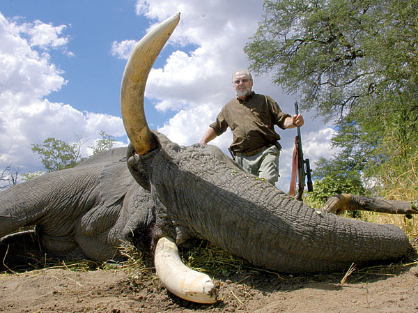 Изображение Для борьбы с браконьерством и защиты животного мира в Африке нужны большие средства. Практика выдачи дорогостоящих лицензий на трофейную охоту могла бы помочь пополнить казну и решить проблемы природоохраны; направить средства на борьбу против браконьеров, дилеров и контрабандистов, а также на увеличение штата рейнджеров.ФОТО ПАВЛА ГУСЕВА 