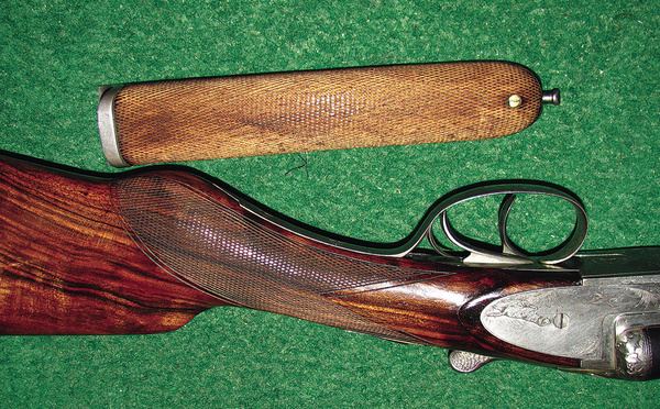 Изображение Новая насечка на цевье рядом с родной на прикладе смотрится вызывающе неуместно.