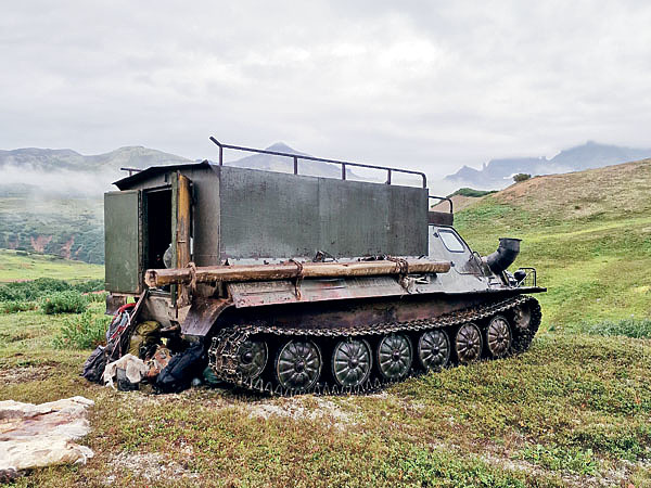 Изображение В отличие от вертолета, гусеничный вездеход — это дешевое и всепогодное средство передвижения. Фото автора. 