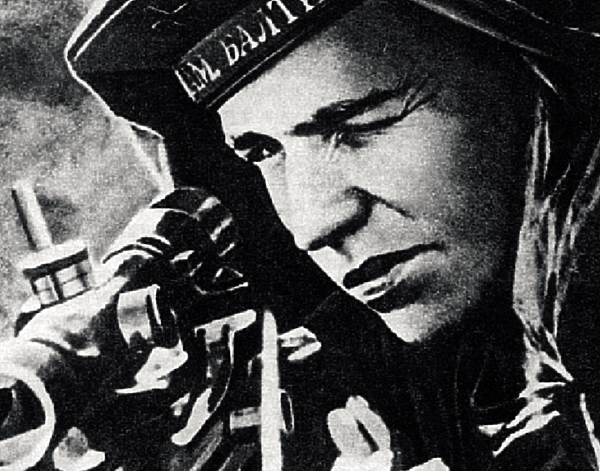 Изображение ИЗ ВОСПОМИНАНИЙ ГЕРОЯ.
Василий Григорьевич Зайцев, прославившийся схваткой с немецким снайпером в Сталинграде, родился в 1915 г. в селе Еленинка Оренбургской губернии. Дед, потомственный промысловик, приобщил к этому занятию и Васю. «В моей памяти детство обозначено словами деда Андрея, который взял меня на охоту, вручил лук с самодельными стрелами и сказал: «Стрелять надо метко, каждому зверю в глаз. Теперь ты уже не ребенок. Расходуй патроны экономно, учись стрелять без промаха». Я принял от деда грамоту таежной мудрости, любовь к природе и житейский опыт».