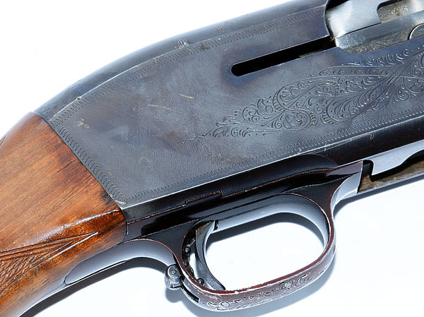 Изображение Предохранитель расположен в необычном месте — на задней части спусковой скобы. ФОТО: АЛЕКСАНДР КУДРЯШОВ