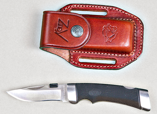 Изображение Складной нож Cheetah выполнен в классическом стиле. На классно сработанных в Испании чехлах и ножнах из высококачественной кожи видна оскаленная морда некоего котообразного хищника, не исключено, что гепарда. Это логотип фирмы. 