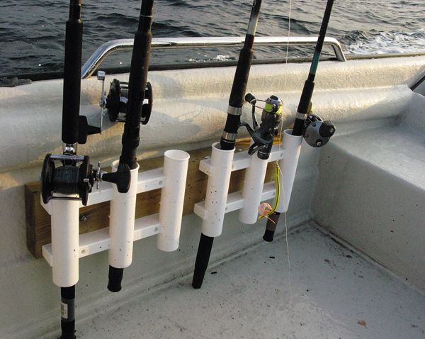 Изображение РЫБАЛКА В ПОРТУ 

В районе порта Бергена отдельные местные рыболовы ловят спиннингом на обычные колеблющиеся блесны. В этом случае добычей рыболова могут стать скумбрия, пеламида, лаврак. Глубина ловли здесь обычно составляет 15–25 м, а проводить блесну нужно у дна или в толще воды. Она должна быть соответствующего веса, чтобы не слишком долго достигала необходимого уровня проводки. На поплавочную снасть ловят как днем, так и ночью всех прибрежных рыб, преимущественно вблизи дна. Желательно выбирать неровное каменистое дно с нагромождением валунов, ведь здесь находят укрытие и корм многие рыбы, в том числе и довольно крупные хищники. На донную снасть ловят камбалу, треску, морского окуня. Самая удобная донка на базе пикера-квивертипа, рассчитанного под грузило 100–150 г. Оснастка — патерностер. Грузило используют любой формы, но так как в портах и у причалов бывает много зацепов, лучше использовать крупную дробь в запаянной пластиковой трубочке. 
 