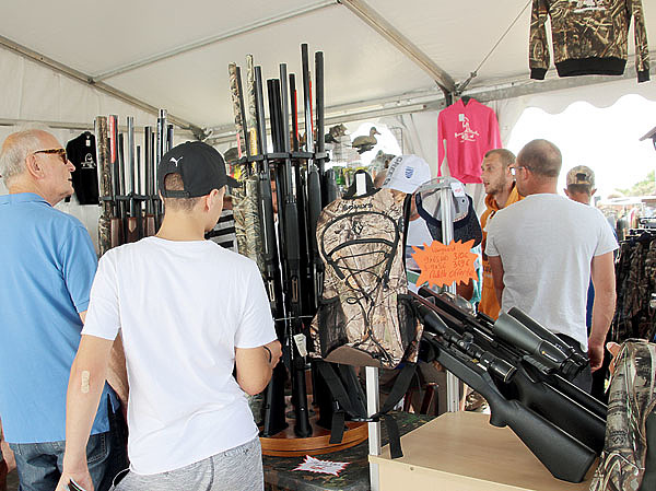 Изображение Желающие могла прикупить не только живой товар, но и оружие.. Фото автора.