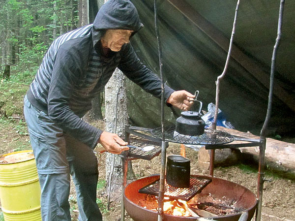 Изображение Вечером на огне неизменный котелок с рыбной юшкой и крепкий чай. Фото: Владимир Супруненко. 