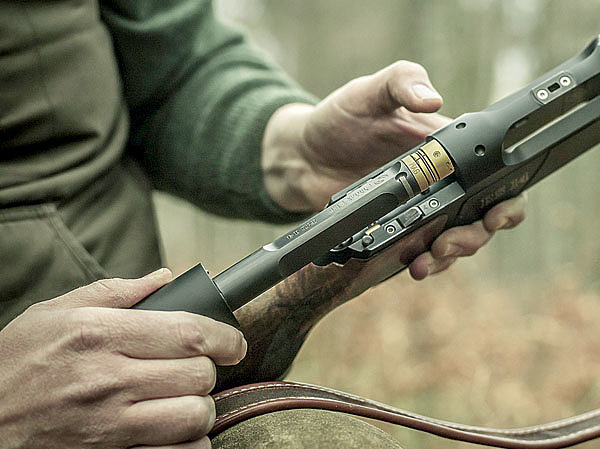 Изображение Для извлечения затвора нужно только нажать клавишу на левой стороне коробки. Фото компании-производителя.