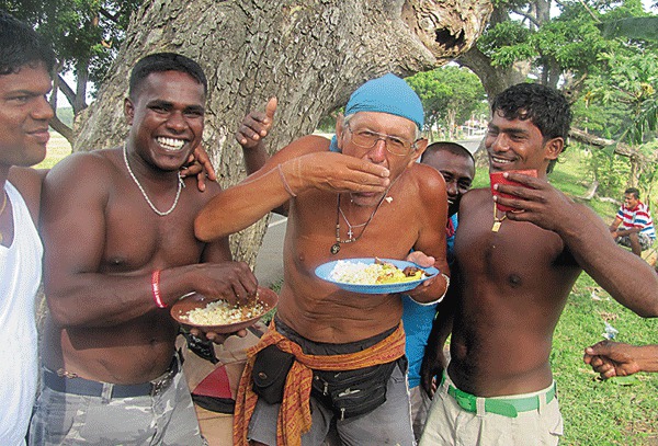 Изображение ЧТО ЕДЯТ МЕСТНЫЕ?
Главный морепродукт в рационе ланкийца — тунец. Рыба питательна, мясиста, сочна (особенно тушенная в кокосовом соусе) и, что немаловажно, сравнительно недорога — два-три доллара за килограмм. Полюбилась ланкийцам и всеядная тилапия (по-местному «малад»), которую называют «морским цыпленком» или «речной курицей» (ее филе очень похоже на куриное). В ходу и немного жестковатое, с кисловатым привкусом акулье мясо. Его, правда, больше потребляют европейские туристы — для экзотики. В прибрежных ресторанчиках вам предложат и рыбное «карри» (перед приготовлением этого блюда рыбу маринуют около часа в смеси соли, куркумы, лимонного сока), и «стэйк» — рыбу, поджаренную одним большим куском, и «дэвил» — кусочки рыбы, тушенные в сладко-остром соусе, и «котту» — местное огненно-острое блюдо, которое готовится из нарубленных овощей с добавлением мяса, рыбы или яиц и традиционных специй. Не обойдется и без кальмаров, обжаренных в масле, приготовленных на гриле креветок «джамбо», крабов и лобстеров с кисло-сладким или чесночным соусом.
 