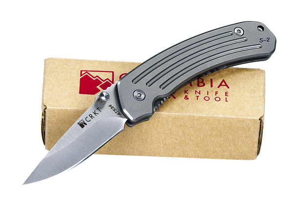 Изображение Плюсы модельного ряда фирмы во время их первого появления в Европе. Недорогой и неприметный ножик «Doolittle», изготовленный из материалов, скажем прямо, ниже среднего, но вполне пригодный для ежедневного использования в хозяйственных целях (справа). Нож S-2, изготовленный из материалов наивысшего по тем временам качества и даже несколько экзотических: сталь клинка — ATS-34 и рукоять из титанового сплава (слева).