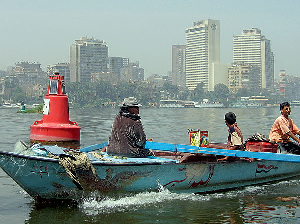Изображение Для ловли неводом на основной акватории реки нужна большая лодка. Фото: Владимир Супруненко.