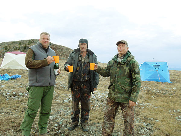Изображение На состояние популяции марала большое влияние оказывают сроки охоты. Наиболее рациональным для использования запасов марала в Восточном Саяне следует считать максимально сжатый срок добычи с 25 октября по 31 декабря, и лишь некоторым охотничьим хозяйствам, где численность зверя стабильна, можно проводить трофейную охоту на самцов марала с 14 сентября по 10 октября.  Фото автора. 