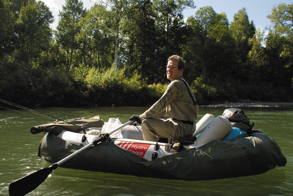 Изображение Фото Николая Горнасталева.
Чтобы безопасно использовать надувную лодку на горных реках, ее желательно защитить брезентовым чехлом от острых камней. 