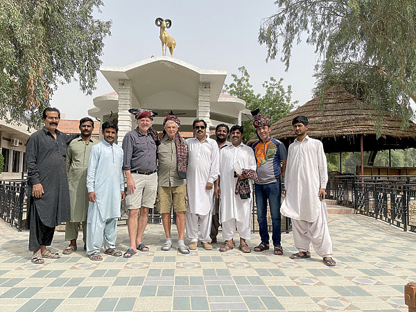 Изображение У входа в гостевой дом Сардара Ахтара Менгала. Фото автора.