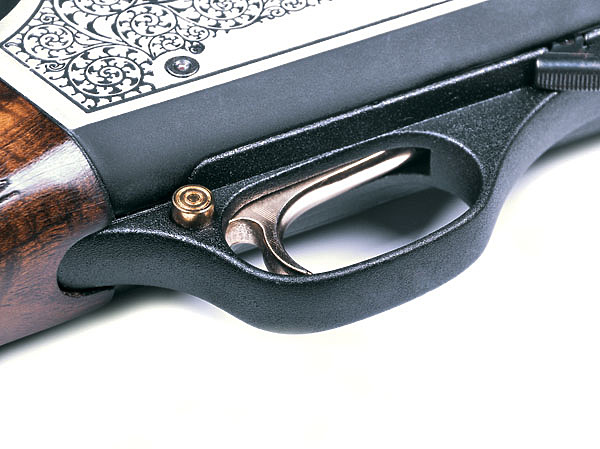 Изображение Кнопочный предохранитель просто блокирует спусковой крючок. ФОТО: ИГОРЬ ВЕРБОВСКИЙ 