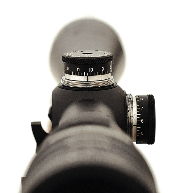 Изображение ТАКТИЧЕСКИЕ БАРАБАНЧИКИ В РАБОТЕ. 
Лимбы маховиков внесения поправок можно обнулить буквально двумя движениями: оттянуть маховик вверх, выставить на ноль и отпустить.
Цена одного щелчка маховика — четверть угловой минуты или примерно 7 мм. Этого более чем достаточно для пристрелки даже высокоточной винтовки.