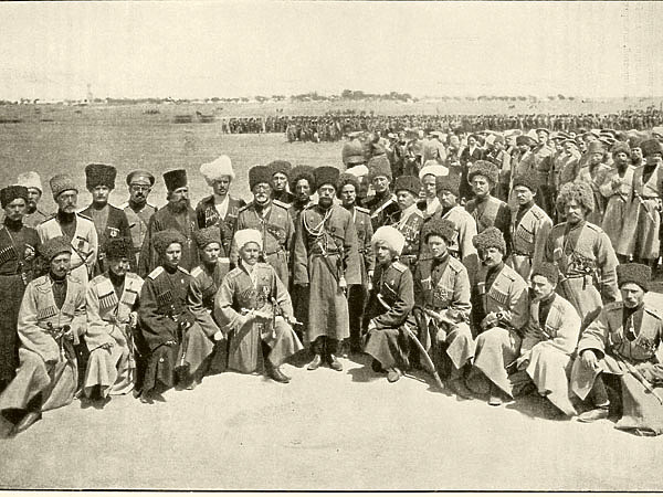 Император Николай II среди пластунских офицеров. Снято на Куликовом поле в 1915 году. Фото автора. 