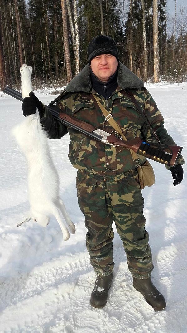 Изображение Вздрогнули, увидев зайца!? В спине холодок, а вдруг убежит? Не убежит, на зеленый мох леса его не пустит инстинкт, в поле для него тоже полно опасностей. Фото: Мельника Владимира