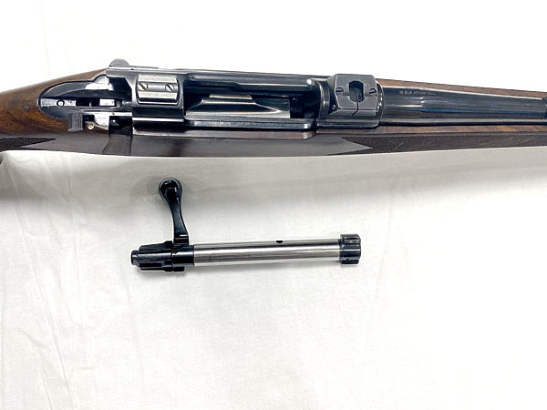 Изображение Коробка карабина напоминает коробку «Маузера»: такая же массивная и мощная. Затвор цельный, из кованой заготовки, имеет два боевых упора. ФОТО: ДИАНА ИВАНОВА,