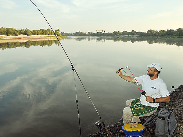 Изображение На дальнюю дистанцию прикормку можно легко и точно доставить с помощью специальной рогатки. Фото: Линника Николая.