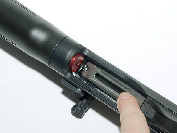 Изображение Коробка ружья имеет глубокий вырез, который значительно упрощает загрузку патронов в магазин. Фото автора.