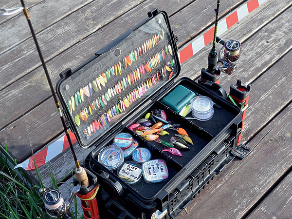Изображение Арсенал рыболова-спортсмена имеет определенный логический порядок. Для разных типов приманок готовятся сразу несколько оснащенных спиннингов. Фото: Лебедева Николая.