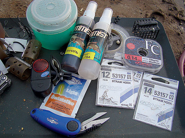 Изображение На ночной рыбалке важно все нужные «мелочи» иметь под рукой. Фото: Николай Линник. 