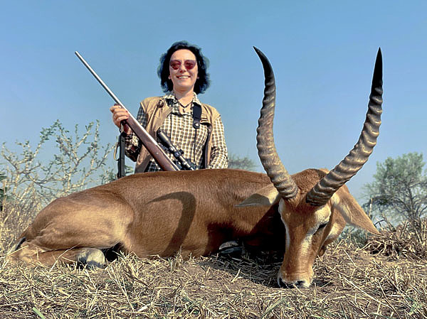 Изображение Угандийский коб, эндемик, — красивая антилопа, которая вместе с венценосным журавлем изображена на гербе Уганды, символизируя богатую дикую природу страны. Фото автора. 