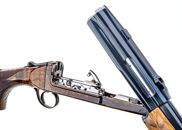 Изображение Необычная система откидывающегося ствола и ствольной коробки позаимствована от гладкоствольного ружья. Фото: Юрий Гран