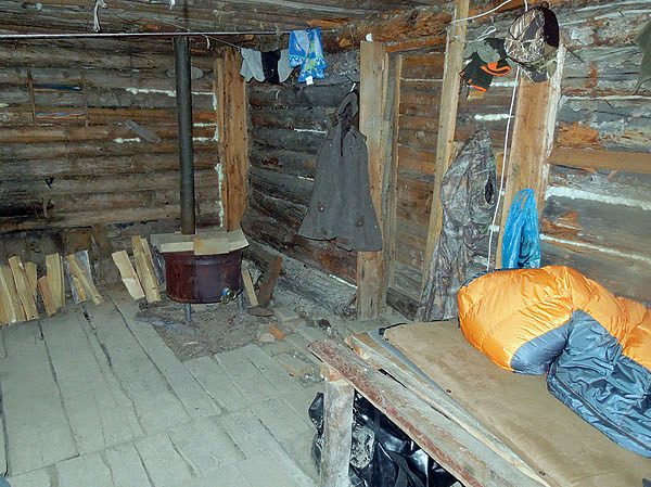 Изображение Печка в охотничьей избе — главное условие комфортного пребывания вдали от цивилизации. Фото: Встовского Дмитрия.