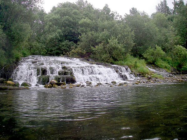 Изображение Зачастую притоки втекают в Онегу, шумно падая с крутых уступов. Фото: Михаил Смирнов. 