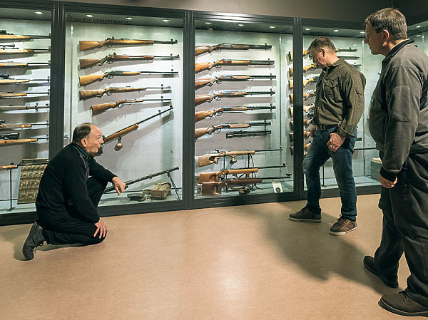 Изображение В экспозиции представлены ружья, произведенные в разные годы, а также многочисленные ножи, без которых трудно представить охотничий промысел.
ФОТО: ИЛЬЯ КОЙВИСТО, АНТТИ САРАЯ