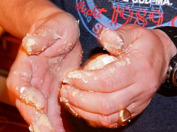 Изображение Затем смешиваем все ингредиенты в однородную массу и лепим из нее котлеты. Перебрасывая из руки в руку утрамбовываем, выжимая из них воздух, чтобы не развалились при жарке. Фото: Евгений Кузнецов. 