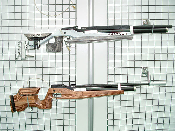 Изображение Спортивная винтовка имеет массу дополнительных регулировок. Охотничья винтовка выглядит значительно элегантнее. Фото автора. 