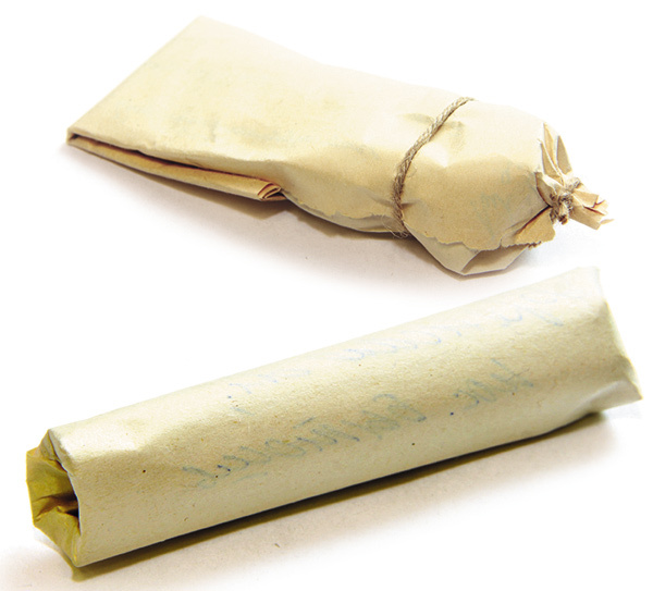 Изображение Патроны к дульнозарядному оружию: 
вверху к гладкоствольному мушкету (XVIII в.), внизу к нарезному ружью (середина XIX в.). 