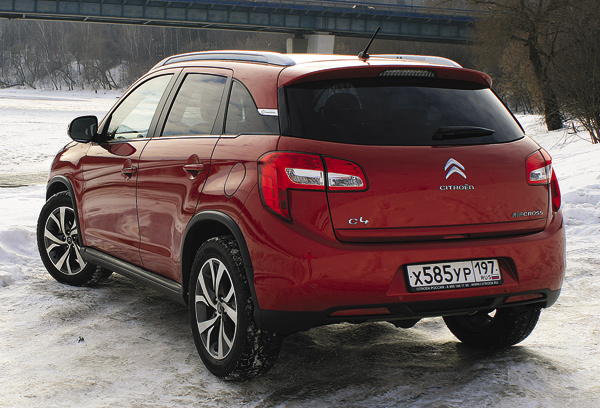 Изображение Динамические кондиции и управляемость машины позволяют водителю уверенно чувствовать себя как в городской толчее машин, так и на трассе. 