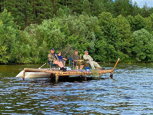 Изображение У берега мелко, поэтому вдалеке от него приходится строить мостик, чтобы ловить на удочку. Фото: Васильева Дмитрия. 