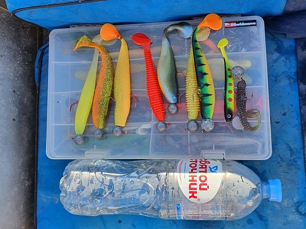 Изображение Полуторалитровую бутылку я положил для понимания размера приманок. Фото: Коломийца Алексея. 