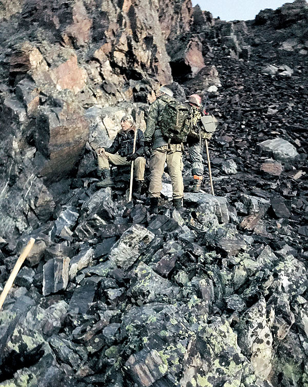 Изображение Где-то там, высоко в горах, прячутся туры. Фото автора.