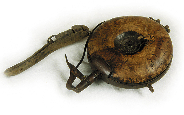 Изображение Непременным атрибутом охотника является пороховница, 
в которой всегда есть порох. 