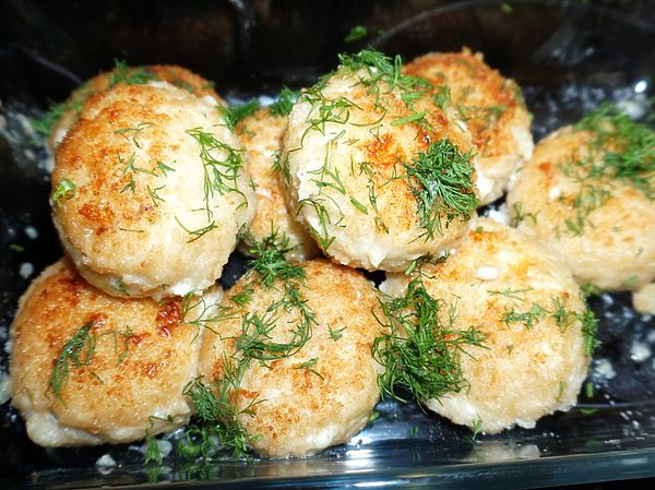 Изображение После того, как сковорода с маслом нагрелась, выкладываем на нее котлеты. Фото: Евгений Кузнецов. 