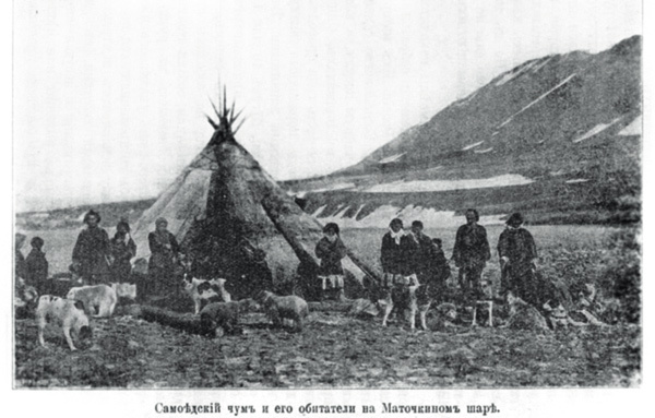 Изображение Самоедский чум и его обитатели в летнем промысловом поселке Маточкин Шар, располагавшемся на берегу одноименного пролива.
В 1935 г. население десяти становищ на Новой Земле составляло 390 человек. Поселков давно не существует. Сто четыре семьи были вывезены с острова после принятия решения об открытии на Новой Земле ядерного полигона в 1954 г. с центром в Белушьей губе. На площадке Маточкин Шар подземные испытания проводились в 1964–1990 годах.